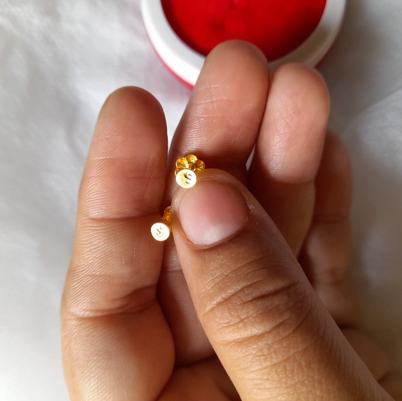 Beautiful new flower desine studs - Picture 4 of 8